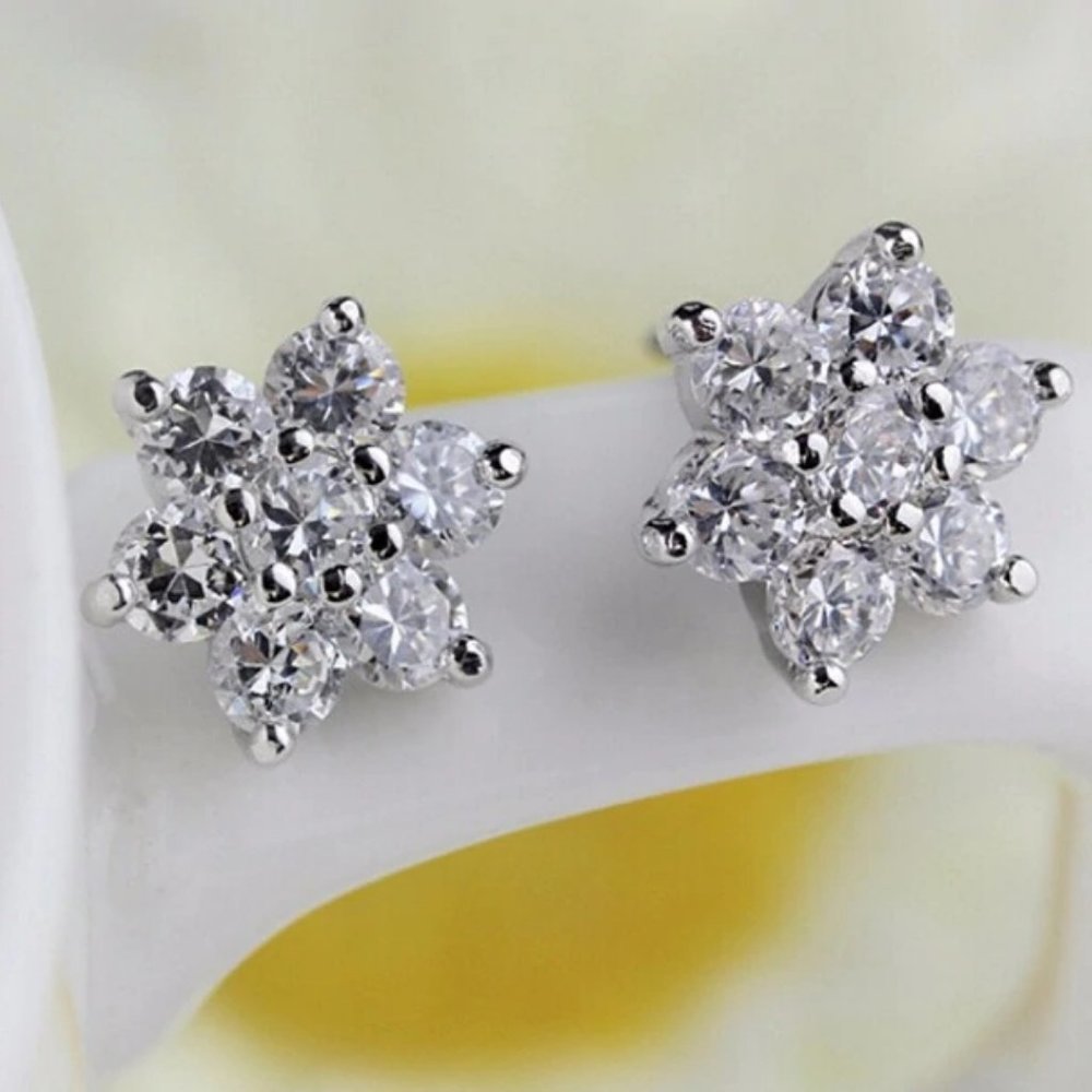*NEW 925 Sterling Silver Diamond Flower Earrings 0 - Picture 7 of 10